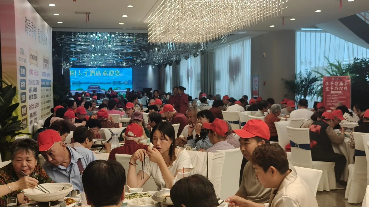 恩施年会宴会厅实拍,百人圆桌宴布置